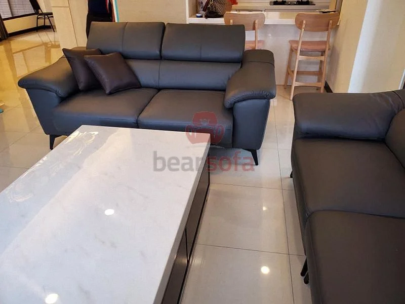 ghế sofa màu đen nhà anh Quân Tân Bình