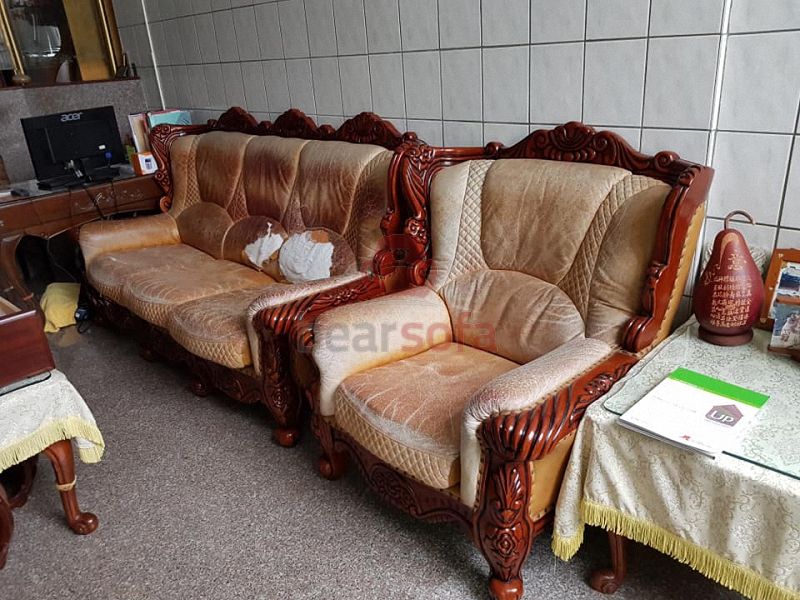 bề mặt da ghế sofa Tân Phú đã nứt hoàn toàn