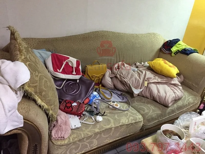 Nệm ghế nhà cô Hân bị xẹp không đều khi thợ bọc ghế sofa quận Bình Tân sang kiểm tra