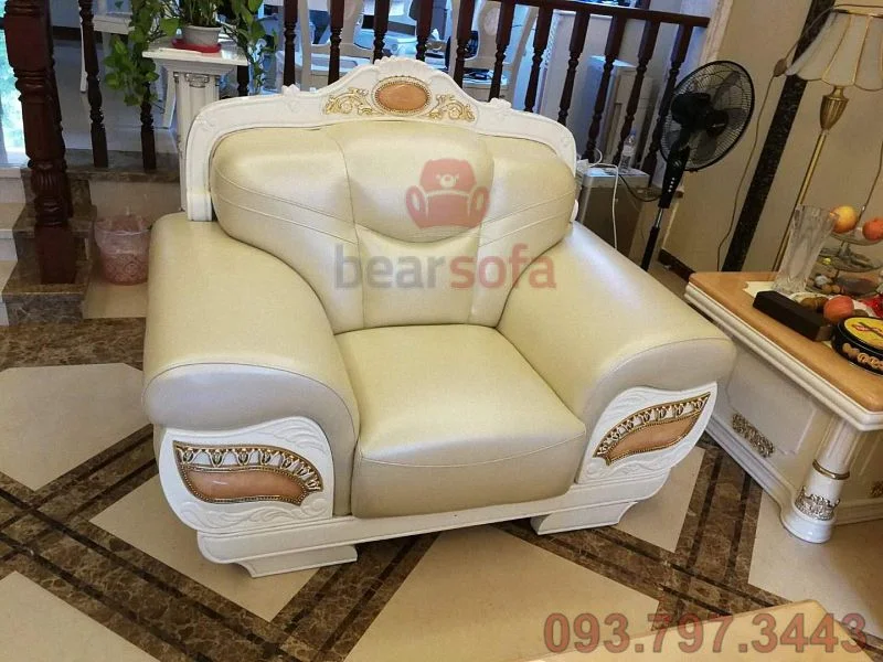 Ghế sofa đơn với màu da mới sáng bóng