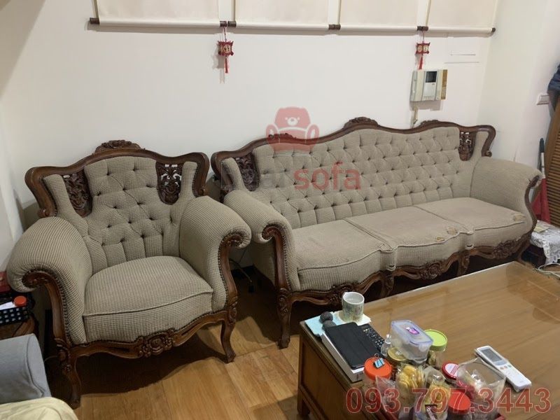 Sofa cổ điển hiện đang được bọc bằng vải nỉ.