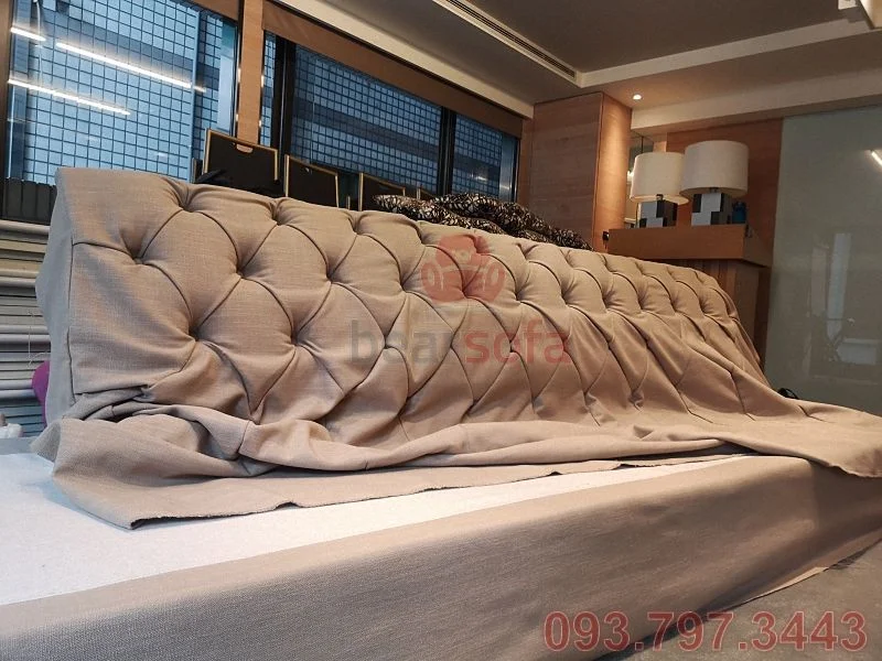 Bọc tựa lưng của ghế sofa bằng vải bố