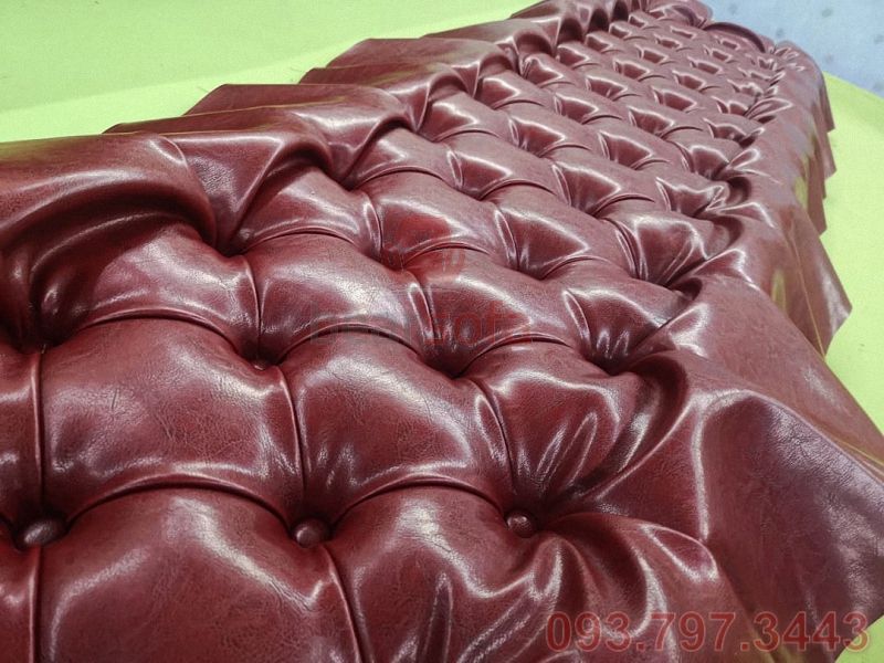 Mặt lưng ghế sofa băng bọc nệm sát tường được thợ xếp tay tạo hình quả trám chỉ với một miếng simili duy nhất
