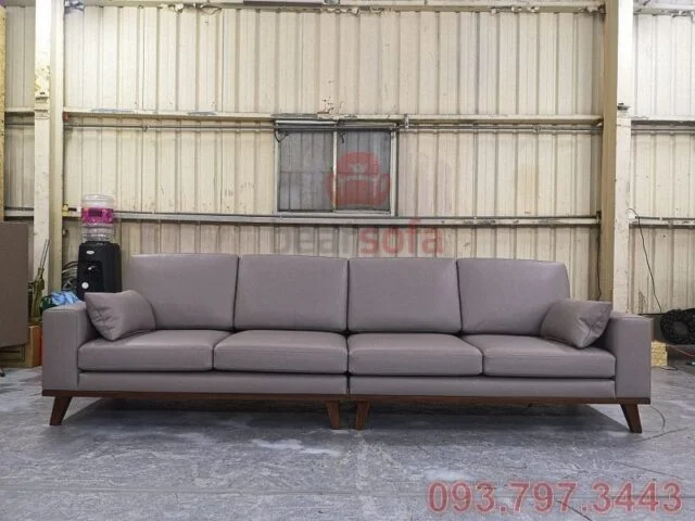 Nhìn toàn diện chiếc ghế sofa băng dài 3 mét được bọc bằng da công nghiệp