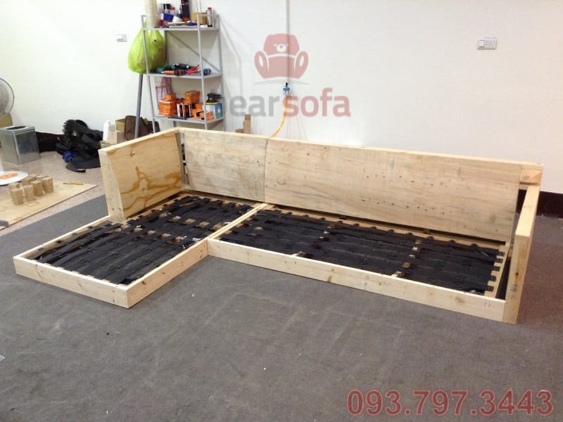 Sau khi được đóng tại xưởng, khung ghế sofa q10 được chuyển về kho để làm các công đoạn tiếp theo