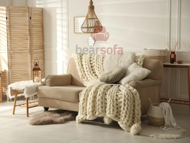 Nên lựa chọn những mẫu sofa có tay vịn, bọc vải hoặc nỉ