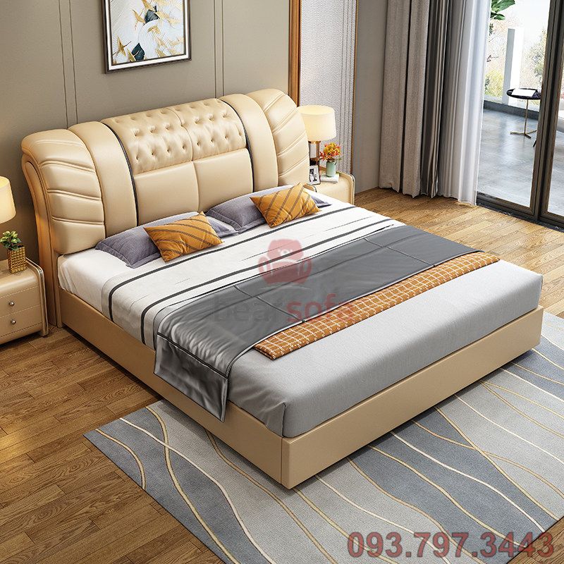 Mẫu 1 - Mẫu giường bọc nệm với kích thước như các loại giường thông thường khác. Được bọc da màu kem sang trọng. Đầu giường chia mảng may gân nổi 2 bên, rút nút quả trám tinh sảo là điểm nhấn chính của mẫu giường này